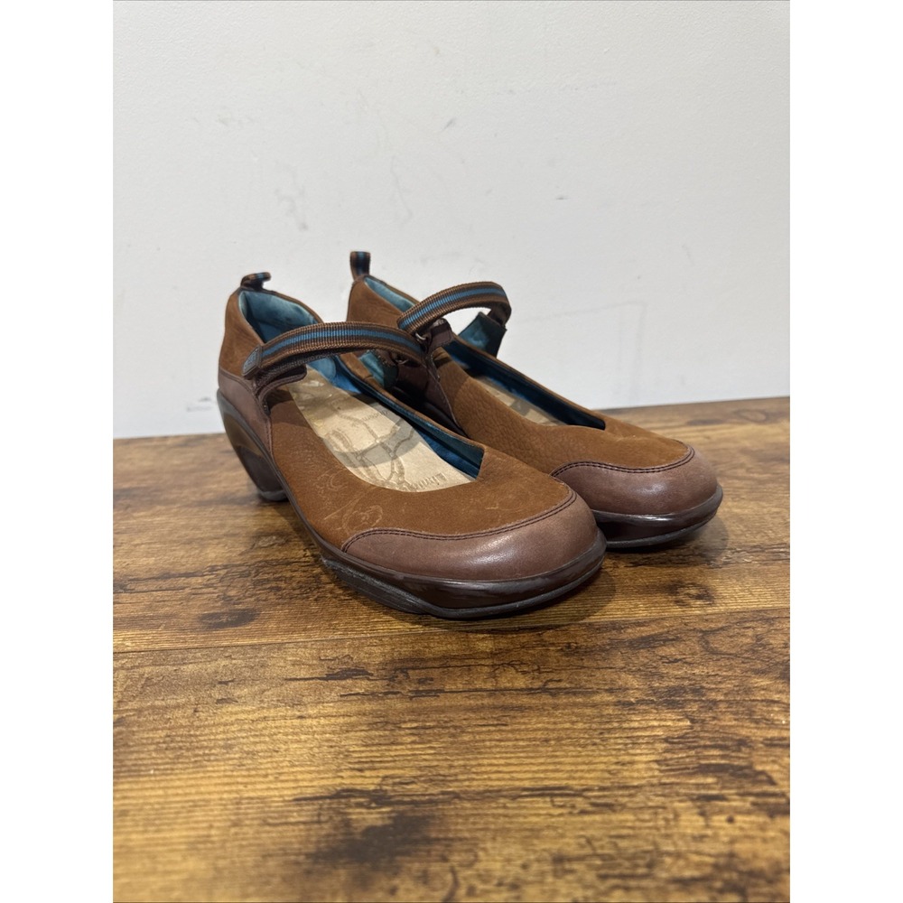 J-41 ADVENTURE ON Mary Jane Style Shoes, size 9 Women's Brown Leather